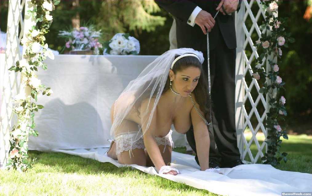 Зрелая невеста разделась догола на улице